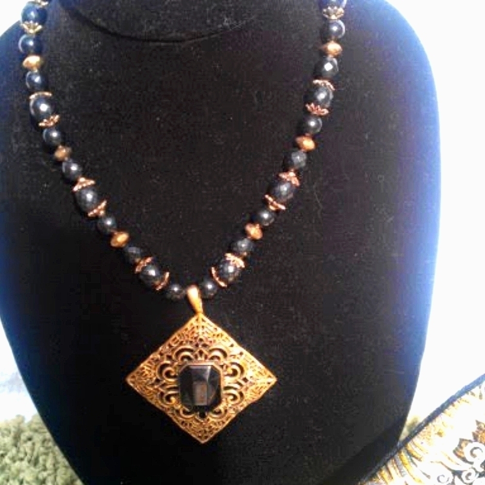 LOVELY NECKLACE W/ HANGING JEWEL FRAMED PENDANT